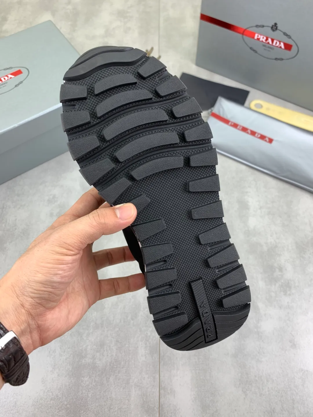 Men's shoes 💰P540 new (higher version) new PRADA (Prada) classic models are on the market at the same time, new men's shoes, 😘fabrics are selected from original imported calfskin. First layer of imported cowhide lining. The original version is awesome! 👍🏿Original open-molded non-slip PU outsole, with exquisite lines, simple and elegant, super comfortable and classy on foot, suitable for leisure travel. Code number: 38-45 (46 customized) 3️⃣ colors available